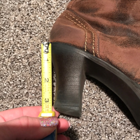 Distressed boots - Picture 3 of 6